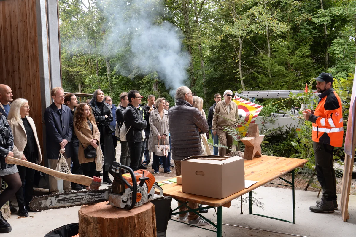 Die Neuzuzüger in Dübendorf werden durch die Stadt geführt und besuchen die Holzkorporation und die Burgruine Dübelstein.